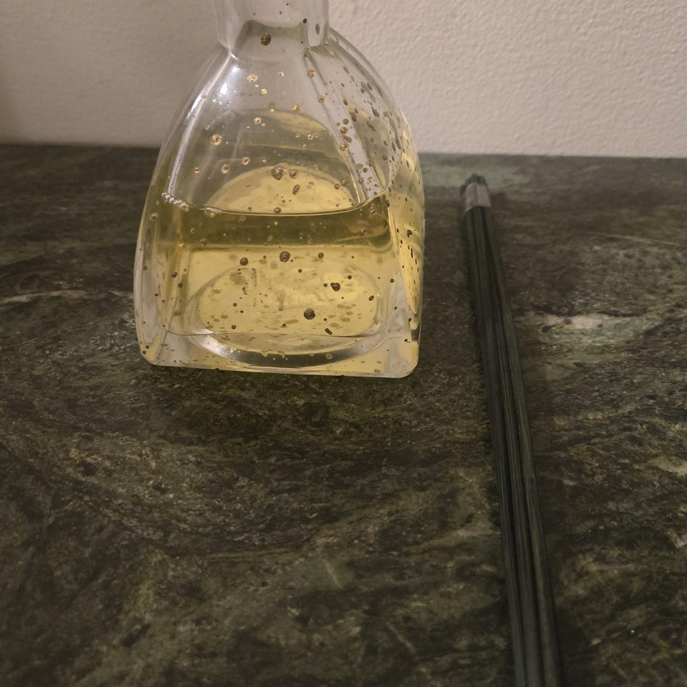 Avon Holiday Reed Diffuser New - Picture 2 of 3